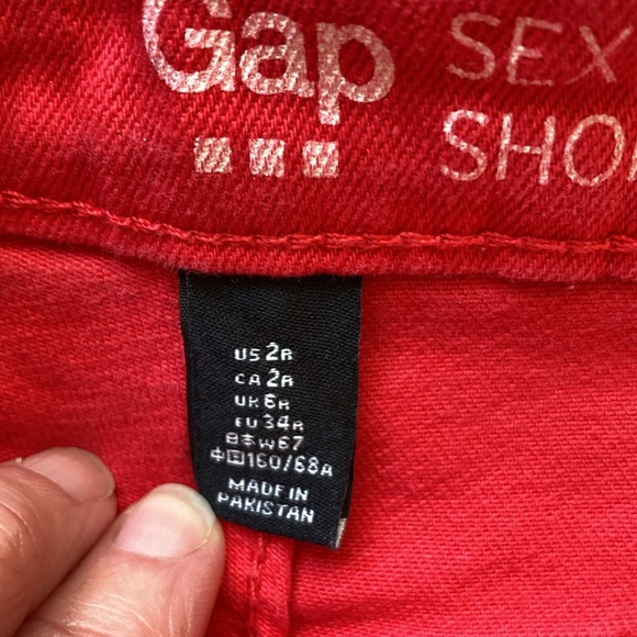 Gap Red Denim Sexy Boyfriend Shorts. Size 2 - Picture 7 of 8